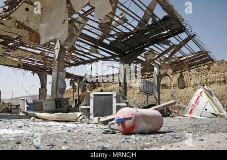 Sanaa, Yémen. 27 mai, 2018. A détruit une station essence est vu après qu'il a été frappé par l'Arabie-led frappes à la périphérie de Sanaa, Yémen, 27 mai 2018. Credit : Hani Al-Ansi/dpa/Alamy Live News Banque D'Images