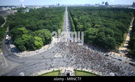 27 mai 2018, l'Allemagne, Berlin : Les gens se rassemblent pour une contre-manifestation contre une manifestation du parti alternative pour l'Allemagne (AfD). Photo : Britta Pedersen/dpa Banque D'Images