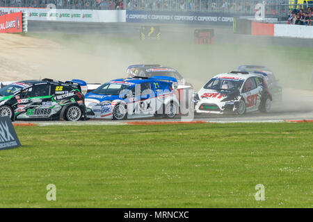 Silverstone 26 Mai 2018 : départ à la banque gris avec de la pluie suivie d'après-midi ensoleillé. Visiteurs regardé une collection des plus grands pilotes ( Mattias Ekstrom, Petter Solberg Sébastien Loeb) derrière le volant alors qu'ils s'est accélérée de 0-60mph en deux secondes, plus vite qu'une voiture de Formule 1 lors de l'événement tenu plus de débuts Speedmachine peut le week-end de printemps. ©Clifford Norton Alamy Live News. Banque D'Images