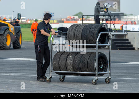 Silverstone 26 Mai 2018 : départ à la banque gris avec de la pluie suivie d'après-midi ensoleillé. Visiteurs regardé une collection des plus grands pilotes ( Mattias Ekstrom, Petter Solberg Sébastien Loeb) derrière le volant alors qu'ils s'est accélérée de 0-60mph en deux secondes, plus vite qu'une voiture de Formule 1 lors de l'événement tenu plus de débuts Speedmachine peut le week-end de printemps. ©Clifford Norton Alamy Live News. Banque D'Images