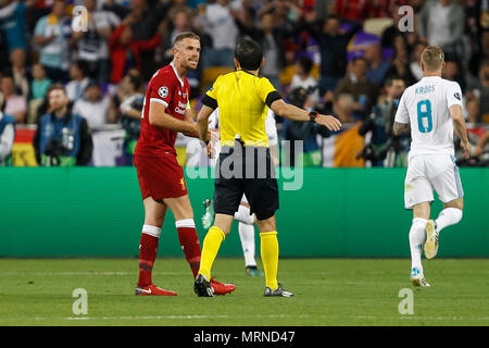 Kiev, Ukraine. 26 mai, 2018. Jordan Henderson de Liverpool à Mazic Milorad arbitre manifestations après Real Madrid score pour la rendre 1-0 lors de la finale de la Ligue des Champions de match entre le Real Madrid et Liverpool au Complexe sportif national Olimpiyskiy le 26 mai 2018 à Kiev, Ukraine. (Photo de Daniel Chesterton/phcimages.com) : PHC Crédit Images/Alamy Live News Banque D'Images