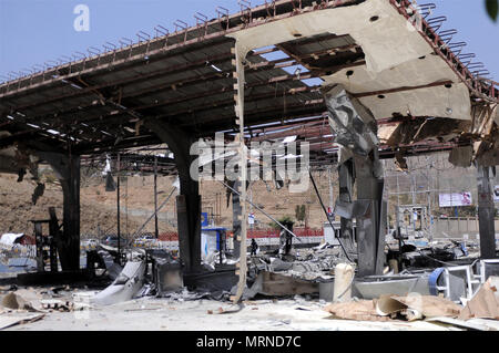 Sanaa, Yémen. 27 mai, 2018. Prendre la photo le 27 mai 2018 montre l'wreckages du siège de la compagnie pétrolière d'état après avoir été touchés par les frappes aériennes à Sanaa, Yémen, le 27 mai 2018. Au moins quatre civils ont été tués lors de frappes aériennes de la coalition dirigée par les Saoudiens a frappé le siège de la compagnie pétrolière d'état et les maisons voisines dans la capitale yéménite Sanaa le samedi soir, les fonctionnaires, les résidents et les sauveteurs ont dit. Credit : Mohammed Mohammed/Xinhua/Alamy Live News Banque D'Images