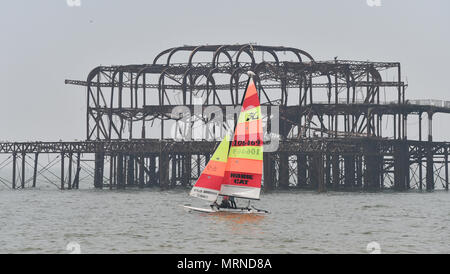 Brighton UK 27 mai 2018 - Un canot voile Hobie Cat passe par le West Pier de Brighton, Grande-Bretagne plus swelters dans temps chaud sur le bank holiday weekend avec orages prévus pour certaines régions Crédit : Simon Dack/Alamy Live News Banque D'Images