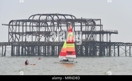 Brighton UK 27 mai 2018 - Un canot voile Hobie Cat passe par le West Pier de Brighton, Grande-Bretagne plus swelters dans temps chaud sur le bank holiday weekend avec orages prévus pour certaines régions Crédit : Simon Dack/Alamy Live News Banque D'Images