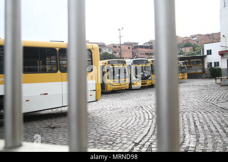 Salvador, Brésil. 23 mai, 2018. La flotte de bus diminue avec la grève des camionneurs. Credit : Mauro Akin Nassor/FotoArena/Alamy Live News Banque D'Images