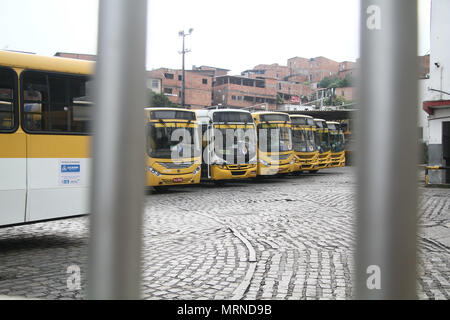 Salvador, Brésil. 23 mai, 2018. La flotte de bus diminue avec la grève des camionneurs. Credit : Mauro Akin Nassor/FotoArena/Alamy Live News Banque D'Images