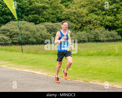 Festival Edinburgh Marathon, le 26 mai 2018. Offres et Gosford, East Lothian, Scotland, UK. Avant Marathon Runner au Mile 18. Paul Jones, qui a terminé 8e dans la course Banque D'Images