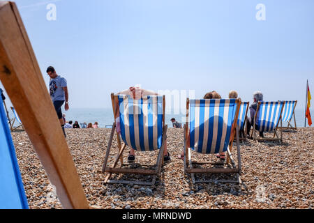 Brighton UK 27 mai 2018 - La plage de Brighton est occupé comme la Grande-Bretagne swelters dans plus de temps chaud sur le bank holiday weekend avec orages prévus pour certaines régions Crédit : Simon Dack/Alamy Live News Banque D'Images