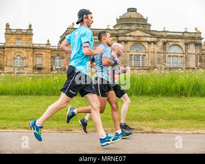 Festival Edinburgh Marathon, le 26 mai 2018. Offres et Gosford, East Lothian, Scotland, UK. Les coureurs de marathon à l'unisson à Mile 18 passé en courant l'avant de Gosford House stately home Banque D'Images