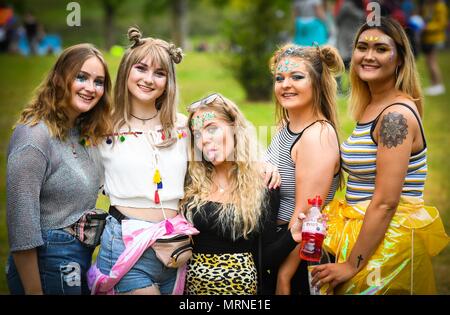 Swansea, Pays de Galles, Royaume-Uni. 27 mai 2018. Un groupe d'amis posent pour une photographie qu'ils arrivent à Radio One, Plus grand festival du week-end à SWANSEA Singleton park. La Radio un plus grand week-end a débuté l'été, saison des festivals, qui a vu des milliers troupeau à Swansea, dans le sud du Pays de Galles, Royaume-Uni sur le week-end férié de regarder de tels actes, Ed Sheeran, Sam Smith, Rita Ora et Taylor Swift. Crédit : Robert Melen/Alamy Live News Banque D'Images