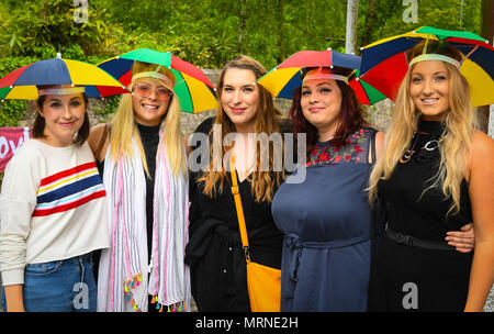 Swansea, Pays de Galles, Royaume-Uni. 27 mai 2018. Un groupe d'amis posent pour une photographie qu'ils arrivent à Radio One, Plus grand festival du week-end à SWANSEA Singleton park. La Radio un plus grand week-end a débuté l'été, saison des festivals, qui a vu des milliers troupeau à Swansea, dans le sud du Pays de Galles, Royaume-Uni sur le week-end férié de regarder de tels actes, Ed Sheeran, Sam Smith, Rita Ora et Taylor Swift. Crédit : Robert Melen/Alamy Live News Banque D'Images