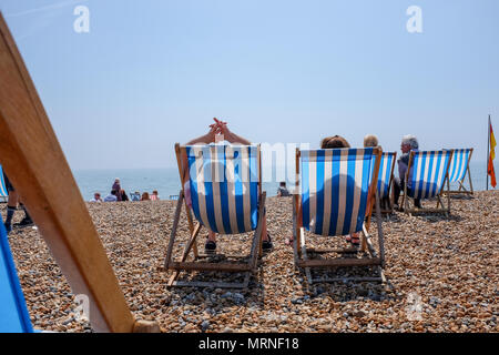 Brighton UK 27 mai 2018 - La plage de Brighton est occupé comme la Grande-Bretagne swelters dans plus de temps chaud sur le bank holiday weekend avec orages prévus pour certaines régions Crédit : Simon Dack/Alamy Live News Banque D'Images