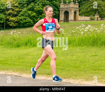 Festival Edinburgh Marathon, le 26 mai 2018. Offres et Gosford, East Lothian, Scotland, UK. Coureur de marathon féminin au Mile 18. Hayley Kuter, qui a terminé 6e femme la plus rapide dans la course Banque D'Images