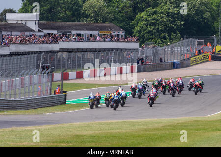 Le circuit de Donington Park, Derby, Royaume-Uni. 27 mai, 2018. World Superbikes, Prosecco DOC UK Tour 6 ; Le pack pouvoirs dans le premier virage : Action Crédit Plus Sport/Alamy Live News Banque D'Images