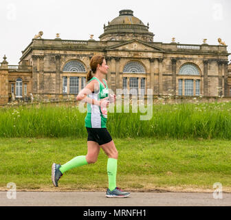 Festival Edinburgh Marathon, le 26 mai 2018. Offres et Gosford, East Lothian, Scotland, UK. Coureur de marathon féminin passé en courant l'avant de Gosford House stately home Banque D'Images