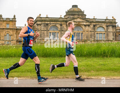 Festival Edinburgh Marathon, le 26 mai 2018. Offres et Gosford, East Lothian, Scotland, UK. Les coureurs de marathon masculin passé l'avant de Gosford House stately home au Mile 18, avec un runner smiling at the camera Banque D'Images