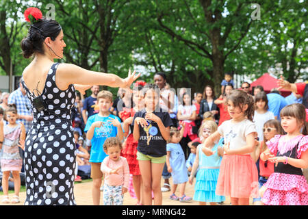 South Bank, Londres, 27 mai 2018. Les enfants et les adultes s'amuser durant une classe de flamenco espagnol avec une démonstration de l'instructeur se déplace. Feria de Madrid, le festival espagnol sur la rive sud, retourne à Londres à son nouveau site derrière l'Oxo Tower. Le festival est gratuit et dispose de stands de nourriture, produits espagnols, des ateliers, de la musique et des spectacles de flamenco. Credit : Imageplotter News et Sports/Alamy Live News Banque D'Images