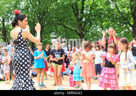 South Bank, Londres, 27 mai 2018. Les enfants et les adultes s'amuser durant une classe de flamenco espagnol avec une démonstration de l'instructeur se déplace. Feria de Madrid, le festival espagnol sur la rive sud, retourne à Londres à son nouveau site derrière l'Oxo Tower. Le festival est gratuit et dispose de stands de nourriture, produits espagnols, des ateliers, de la musique et des spectacles de flamenco. Credit : Imageplotter News et Sports/Alamy Live News Banque D'Images