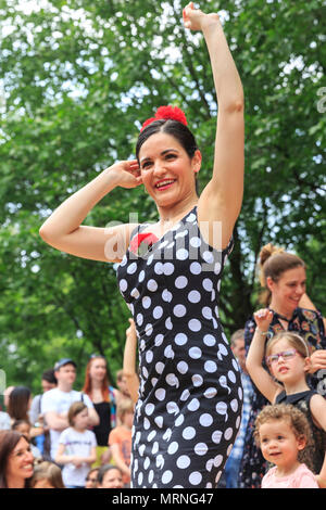 South Bank, Londres, 27 mai 2018. Un professeur de Flamenco démontre la bonne danse. Les enfants et les adultes s'amuser durant une classe de flamenco espagnol avec une démonstration de l'instructeur se déplace. Feria de Madrid, le festival espagnol sur la rive sud, retourne à Londres à son nouveau site derrière l'Oxo Tower. Le festival est gratuit et dispose de stands de nourriture, produits espagnols, des ateliers, de la musique et des spectacles de flamenco. Credit : Imageplotter News et Sports/Alamy Live News Banque D'Images