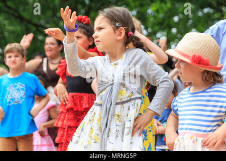 South Bank, Londres, 27 mai 2018. Les enfants et les adultes s'amuser durant une classe de flamenco espagnol avec une démonstration de l'instructeur se déplace. Feria de Madrid, le festival espagnol sur la rive sud, retourne à Londres à son nouveau site derrière l'Oxo Tower. Le festival est gratuit et dispose de stands de nourriture, produits espagnols, des ateliers, de la musique et des spectacles de flamenco. Credit : Imageplotter News et Sports/Alamy Live News Banque D'Images