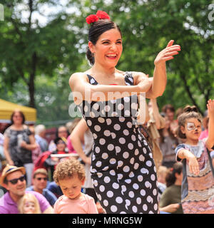 South Bank, Londres, 27 mai 2018. Un professeur de Flamenco démontre la bonne danse. Les enfants et les adultes s'amuser durant une classe de flamenco espagnol avec une démonstration de l'instructeur se déplace. Feria de Madrid, le festival espagnol sur la rive sud, retourne à Londres à son nouveau site derrière l'Oxo Tower. Le festival est gratuit et dispose de stands de nourriture, produits espagnols, des ateliers, de la musique et des spectacles de flamenco. Credit : Imageplotter News et Sports/Alamy Live News Banque D'Images