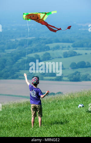 Sussex, UK. 27 mai, 2018. Les familles bénéficiant de la fabuleuse météo à Devil's Dyke, près de Brighton, dans le parc national des South Downs, de l'avis de la Sussex Weald Crédit : Andrew Hasson/Alamy Live News Banque D'Images