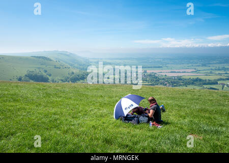 Sussex, UK. 27 mai, 2018. Les familles bénéficiant de la fabuleuse météo à Devil's Dyke, près de Brighton, dans le parc national des South Downs, de l'avis de la Sussex Weald Crédit : Andrew Hasson/Alamy Live News Banque D'Images