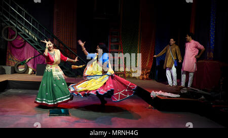 New Delhi, Inde. 27 mai, 2018. Interprètes en costumes traditionnels indiens effectuer dans une comédie musicale adaptée de la pièce de Shakespeare "La Mégère apprivoisée" à New Delhi, Inde, le 27 mai 2018. Credit : Zhang Naijie/Xinhua/Alamy Live News Banque D'Images