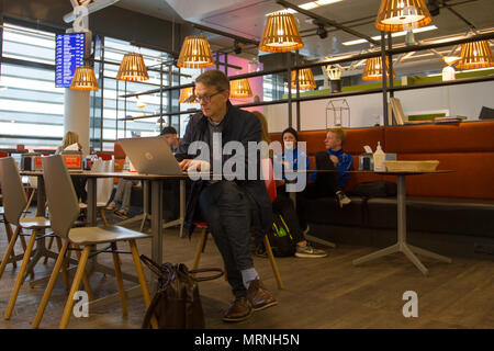 Reykjavik, Islande. 27/05/2018. EasyJet vols face risque de retards de vols des compagnies aériennes le mercredi et jeudi devrait être annulée en tant que contrôleurs aériens français commencent leur Quatorzième épisode d'action cette année. /AlamyLiveNews MediaWorldImages Crédit : Banque D'Images