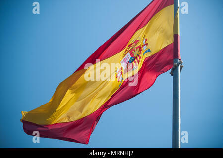 Malaga, Espagne. 27 mai, 2018. Un drapeau espagnol est visible pendant la parade commémore la Journée des Forces armées, qui ses célébrée chaque 26 mai en Espagne.Le bras d'espagnol de la Journée des Forces canadiennes est célébrée dans la ville de Malaga avec les membres de la forces armées ont défilé dans le centre-ville. Credit : Jésus Merida/SOPA Images/ZUMA/Alamy Fil Live News Banque D'Images