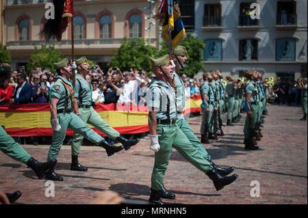 Malaga, Espagne. 27 mai, 2018. Légionnaires espagnols sont vus marcher t comme les gens à regarder le défilé commémore la Journée des Forces armées, qui est célébrée chaque 26 mai en Espagne.Le bras d'espagnol de la Journée des Forces canadiennes est célébrée dans la ville de Malaga avec les membres de la forces armées ont défilé dans le centre-ville. Credit : Jésus Merida/SOPA Images/ZUMA/Alamy Fil Live News Banque D'Images