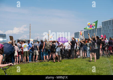 Berlin, Allemagne - le 27 mai 2018 : les gens à protester contre l'AFD / Alternative pour l'Allemagne (allemand : Alternative für Deutschland, AfD), une droite de parti politique d'extrême droite en Allemagne. Credit : hanohiki/Alamy Live News Banque D'Images