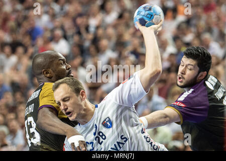 27 mai 2018, l'Allemagne, Cologne : finale de la Ligue des champions de handball, HBC Nantes vs Montpellier HB à la Lanxess Arena : Rock Feliho (l) de Nantes et Valentin Porte de Montpellier vie de la balle. Photo : Federico Gambarini/dpa Banque D'Images