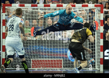 27 mai 2018, l'Allemagne, Cologne : finale de la Ligue des champions de handball, HBC Nantes vs Montpellier HB à la Lanxess Arena : Kiril Lazarov (r) de Nantes et Nikola Portner de Montpellier vie de la balle. Photo : Federico Gambarini/dpa Banque D'Images