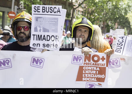 Madrid, Espagne. 27 mai, 2018. Les pompiers vu soutenir la Marche contre la précarité.Des militants de toute l'Espagne ont manifesté à Madrid contre la précarité dans le pays. Credit : Lito Lizana SOPA/Images/ZUMA/Alamy Fil Live News Banque D'Images