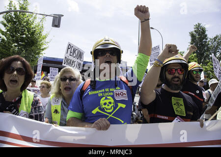 Madrid, Espagne. 27 mai, 2018. Les pompiers vu soutenir la Marche contre la précarité.Des militants de toute l'Espagne ont manifesté à Madrid contre la précarité dans le pays. Credit : Lito Lizana SOPA/Images/ZUMA/Alamy Fil Live News Banque D'Images