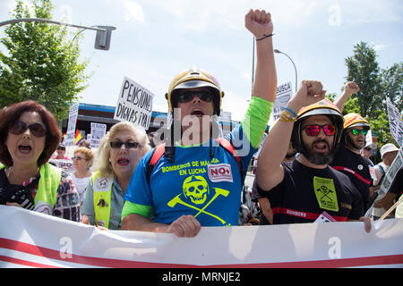 Madrid, Espagne. 27 mai, 2018. Les pompiers vu soutenir la Marche contre la précarité. Des militants de toute l'Espagne ont manifesté à Madrid contre la précarité dans le pays. Credit : SOPA/Alamy Images Limited Live News Banque D'Images