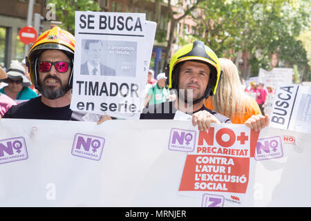 Madrid, Espagne. 27 mai, 2018. Les pompiers vu soutenir la Marche contre la précarité. Des militants de toute l'Espagne ont manifesté à Madrid contre la précarité dans le pays. Credit : SOPA/Alamy Images Limited Live News Banque D'Images