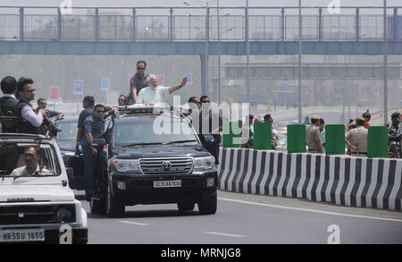 New Delhi, Inde. 27 mai, 2018. Le Premier Ministre indien Narendra Modi (blanc) en avant les vagues pendant une tournée d'après l'inauguration de la première phase du Delhi-Meerut Expressway à New Delhi, Inde, le 27 mai 2018. Credit : Stinger/Xinhua/Alamy Live News Banque D'Images