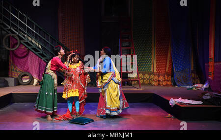 New Delhi, Inde. 27 mai, 2018. Interprètes en costumes traditionnels indiens effectuer dans une comédie musicale adaptée de la pièce de Shakespeare "La Mégère apprivoisée" à New Delhi, Inde, le 27 mai 2018. Credit : Zhang Naijie/Xinhua/Alamy Live News Banque D'Images