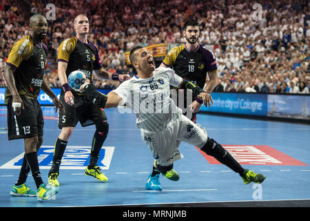 27 mai 2018, l'Allemagne, Cologne : finale de la Ligue des champions de handball, HBC Nantes vs Montpellier HB à la Lanxess Arena : Mohamed Mamdouh de Montpellier lance pour l'objectif. Photo : Federico Gambarini/dpa Banque D'Images