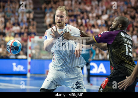 27 mai 2018, l'Allemagne, Cologne : finale de la Ligue des champions de handball, HBC Nantes vs Montpellier HB à la Lanxess Arena : Rock Feliho (r) de Nantes et Jonas Truchanovicius de Montpellier vie de la balle. Photo : Federico Gambarini/dpa Banque D'Images