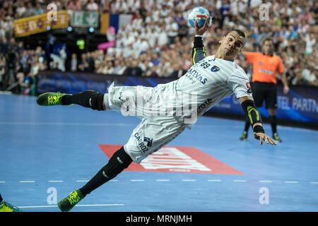 27 mai 2018, l'Allemagne, Cologne : finale de la Ligue des champions de handball, HBC Nantes vs Montpellier HB à la Lanxess Arena : Mohamed Mamdouh de Montpellier lance pour l'objectif. Photo : Federico Gambarini/dpa Banque D'Images