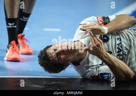 27 mai 2018, l'Allemagne, Cologne : finale de la Ligue des champions de handball, HBC Nantes vs Montpellier HB à la Lanxess Arena : Diego Simonet de Montpellier se trouve avec un saignement du nez. Photo : Federico Gambarini/dpa Banque D'Images