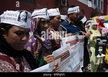 Parents de personnes disparues participent à un sit-in manifestation de protestation organisée par l'Association des Parents de personnes disparues (APDP) à Srinagar. L'APDP exige l'établissement d'une commission pour enquêter sur les disparitions de personnes au Cachemire depuis 1989 par les forces gouvernementales indiennes au Cachemire. Le groupe dit que 8 000 personnes sont portées disparues depuis l'insurrection a commencé et ils croient que la plupart ont été prises par les forces indiennes et n'est jamais revenu. Banque D'Images