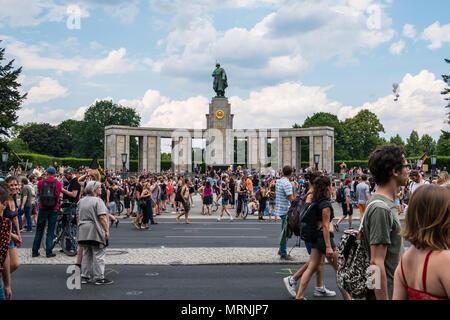 Berlin, Allemagne - le 27 mai 2018 : contre-manifestation contre la démonstration de l'AFD / Alternative pour l'Allemagne (allemand : Alternative für Deutschland, AfD), une droite de parti politique d'extrême droite en Allemagne. Credit : hanohiki/Alamy Live News Banque D'Images