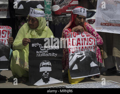 Budgam, Jammu-et-Cachemire, en Inde. 27 mai, 2018. Parents de personnes disparues participent à un sit-in manifestation de protestation organisée par l'Association des Parents de personnes disparues (APDP) à Srinagar. L'APDP exige l'établissement d'une commission pour enquêter sur les disparitions de personnes au Cachemire depuis 1989 par les forces gouvernementales indiennes au Cachemire. Le groupe dit que 8 000 personnes sont portées disparues depuis l'insurrection a commencé et ils croient que la plupart ont été prises par les forces indiennes et n'est jamais revenu. Credit : Masrat Zahra/SOPA Images/ZUMA/Alamy Fil Live News Banque D'Images