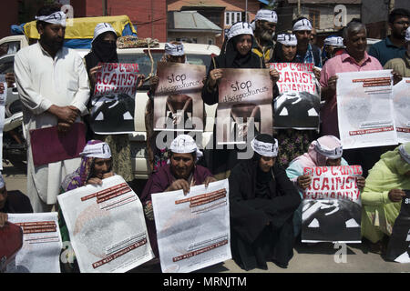 Budgam, Jammu-et-Cachemire, en Inde. 27 mai, 2018. Parents de personnes disparues participent à un sit-in manifestation de protestation organisée par l'Association des Parents de personnes disparues (APDP) à Srinagar. L'APDP exige l'établissement d'une commission pour enquêter sur les disparitions de personnes au Cachemire depuis 1989 par les forces gouvernementales indiennes au Cachemire. Le groupe dit que 8 000 personnes sont portées disparues depuis l'insurrection a commencé et ils croient que la plupart ont été prises par les forces indiennes et n'est jamais revenu. Credit : Masrat Zahra/SOPA Images/ZUMA/Alamy Fil Live News Banque D'Images