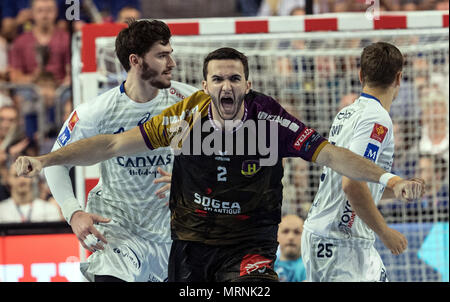 27 mai 2018, l'Allemagne, Cologne : finale de la Ligue des champions de handball, HBC Nantes vs Montpellier HB à la Lanxess Arena : Romain Legarde de Nantes célèbre après un but. Photo : Federico Gambarini/dpa Banque D'Images