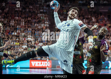 27 mai 2018, l'Allemagne, Cologne : finale de la Ligue des champions de handball, HBC Nantes vs Montpellier HB à la Lanxess Arena : Rock Feliho (r) de Nantes et Ludovic Fabregas de Montpellier vie de la balle. Photo : Federico Gambarini/dpa Banque D'Images